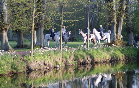 husarer_spejler_sig_i voldgraven1